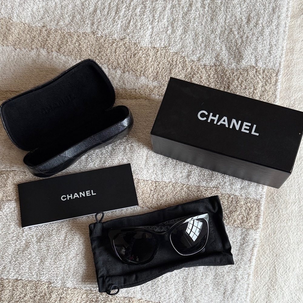 CHANEL Elegant Black leather Sunglasses